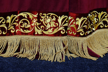 Декоративный бордюр с вышивкой и бахромой на занавесе Тамбовского кукольного театра